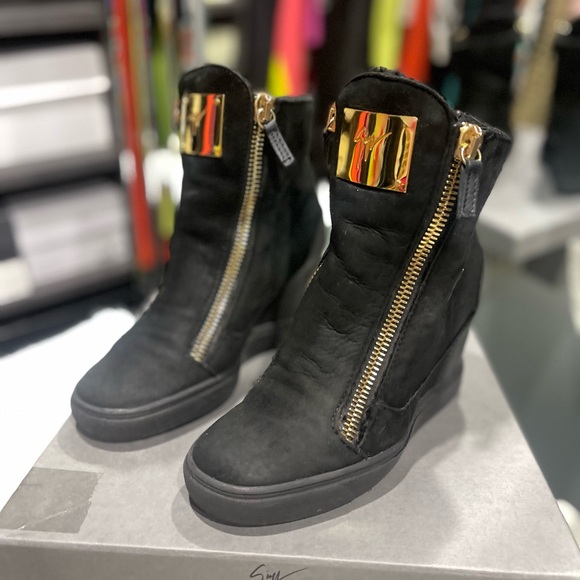 Giuseppe Zanotti shearling-lined boots with golden sided zippers and logo - Picture 3 of 8